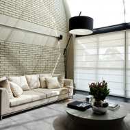 Гостиная в стиле лофт: стена отделана плиткой 