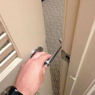 Установили дверную ручку