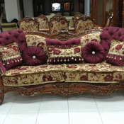 Диван выполнен из дерева с ручной резьбой, обивка \