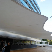 Тентовый материал ПВХ — это прочная армирующая сетка из нитей полиэстера с закрепленными ячейками, на которые с обеих сторон нанесен слой пластифицированного поливинилхлорида.  Тент на растяжках ПВХ материал  4000  цена договорная  м2  Изготовление, устновка  Другие услуги Кейдарова ИП