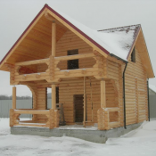 Стены из оцилиндрованного бревна имеют безупречный, аккуратный вид, в результате чего отпадает необходимость отделки стен, как с внешней, так и с внутренней стороны.  Стены из бруса    цена минимальная  м3  Сборка стен из дерева EcoDomAtyrau ИП