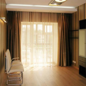 Шторы - это значимый элемент внутреннего убранства Вашего дома. В первую очередь, они регулируют количество солнечного света в вашей комнате. Но главное, шторы являются выражением цельности и красоты интерьера.  Магазин  Мы предлогам самый широкий спектр услуг по декодированию окон, от консультации и замера до изготовления штор и жалюзи по индивидуальному проекту.  Бесплатный выезд  Шторы, тюль продажа и пошив Louvres Магазин