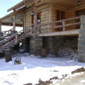 Полы из лиственницы, сосны, кафельной плитки, ламината или линолеума - отделка полов. Вариантов и комбинаций бесчисленное множество. Монтаж дома можно осуществлять в любое время года, а срок строительства каркасно-панельного дома \