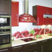 Стеклянное панно – скинали совмещает в себе все достоинства традиционных материалов отделки, но при этом лишено их недостатков. При этом они обладают уникальным свойством, которое отсутствует у прочих материалов – возможность полной индивидуализации формы    фартуки  4500  кв м  Строительные материалы ул. Маресьева, д.80/2 Бизнес-Центр \