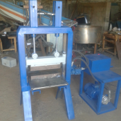 Гильетина (колун) гидравлическая предназначена для производства фактурного (рваного) камня, кирпича методом разкалывания двойных бетонных изделий.  2200*1500*1500мм  650000  Доставка входит в цену   тг. шт  свыше 150000 тг  Гидравлический ,станок для колки кирпича  ,пресс.  Казахстан  Виброоборудование Агзам ИП