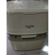 Цвет: бежевый
Смыв: ручной - сильфонная помпа (гофро-помпа)
Встроенная труба для слива: есть
Индикатор заполнения: есть (нижний бачок) 
Ручка створки и ручка сливного бака - есть
Встроенный замок на крышке - есть
Выемка для открывания крышки - есть  Максимальная нагрузка: 200 кг Размеры: 41,4 х 38,3 х 42,7 см Вес туалета: 4,5 кг  Биотуалет Porta Potti Qube 165 Luxe  32000  Доставка платная    штук  Голландия  Алексей ЧЛ