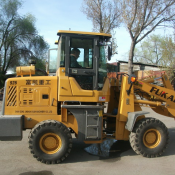 Двигатель, производитель WEICHAI, модель ZHBZG1 
Дизель, турбина, 4 цилиндра, водяное охлаждение, мощность 56 кВт. (68 л. с), объем 4350 см3. 
Трансмиссия АКПП 
Управление стрелой, ковшом джойстик 
Рама Шарнирно-сочлененная 
Ковш Объем 1, 0 м3  Фронтальный погрузчик Fukai ZL 926  Фронтальные погрузчики  15000  Доставка платная    usd  Китай  Грузоподъёмное оборудование для стройки, погрузчики, башенные краны АвтоТехТрейд ТОО