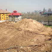 около 150м3, самовывоз  горный, без камней и корней, чистый  грунт  300  м3  Строительные материалы farid64@list.ru