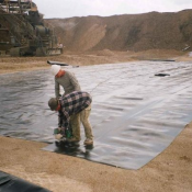 Геомембрана из ПЭНД толщиной от 0,6 до 4,0 мм (стандартный рулон: 6м х 50м). Разрывные нагрузки от 27/27 до 80/80 (кН/м, не менее)  Геомембрана  Геомембрана hdpe 1,5 мм  556  кв.м  Строительные материалы GMT  OOO