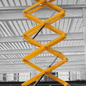 Предлагаем аренду / продажу / услуги ножничный самоходный подъемник, работающий от дизельного мотора. С рабочей высотой 12 метров. 
Управление производиться как с кабины так и у основания подъемника. Документы с НДС.  12  Автовышки  25000  Доставка платная  200 тенге/км  метров  Европа  Грузоподъёмное оборудование для стройки, погрузчики, башенные краны Арендодатель ТОО