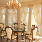 Уютной, светлой и приятной должна быть столовая в доме, создать такую атмосферу в помещении  помогут красивые шторы для столовой. Оформлять интерьер подобных помещений необходимо только в тёплых, светлых тонах.  Салон штор  Шторы для столовой.Легкий однотонный тюль ,заложенный в складку.  Бесплатный выезд  Шторы, тюль продажа и пошив Салон штор Bogacho ИП