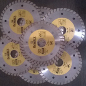 Пильный диск по камню. Диаметр 150. Цена 1500 тенге. Диаметр 125 1300 тенге. В наличии 16 штук.  Пильные диски DeWalt  1300  шт.  Америка  ЧЛ ЧЛ