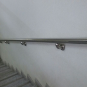 Перила из нержавеющей стали. Стеновые  Выпускаемые ограждения обладают прочностью, стойкостью к коррозии и служат для безопасного подъема и спуска по лестнице как в помещении, так и на улице.  Перила из нержавейки  5000  п/м  Строительные материалы \