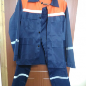 Куртка:
- 4 накладных кармана с клапанами с оранжевой какеткой 
- на пуговицах
Брюки:
- 2 накладных кармана
-ширинка на пуговицах
- низ брюк классический 
Так же шьем любые костюмы по доступным ценам на заказ.
По вопросам сотрудничества + 77015381  Костюмы  Казахстан  7500  1шт  Спецодежда, средства индивидуальной защиты (СИЗ) ПрофСнаб2050