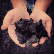 Картон битумированный, дробленый  Картон битумированный, с содержанием битума ~ 30%.
Области применения:
•шумо- и виброизоляционные материалы
•стабилизирующие добавки для ЩМА  содержание целлюлоза ~ 70%, 30% - битум.  80  тонна  Строительные материалы Самсонов и Кнудсен OOO