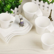 Столовая посуда  Чистая белая чашка с блюдцем для каппучино в европейском стиле. На блюдце есть углубление для устойчивости чашки. 
Материал фарфор. В транспортной упаковке. Нет праздничной упаковки. Дополнительно можно приобрести чайные
https//market.kz/profile/galiya9  Китай  2500  шт  Керамика  Посуда WhiteDishes ИП