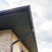 Водосточная система Grand Line 125x90  Водосточная система 125х90 — оптимальная система для малоэтажного коттеджного строительства. За счет углубленного желоба (на 30 % по сравнению с другими производителями) обеспечивает лучший проток воды и гораздо меньше подвержена засорению.  Длина желоба 3 м  5060  Доставка платная  шт.  Россия  Кровельный центр ТОО