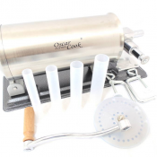 Колбасный шприц для набивки колбас на 4 - 5,5 кг. Oscar-cook  Горизонтальный ручной шприц для набивания колбас Oscar Cook - простой и надёжный инструмент для изготовления колбасных изделий в домашних условиях, на небольших мясоперерабатывающих предприятиях, в ресторанах.  Австрия  87300  Комплект  Шприц колбасный  Прочее Компания Borniak Kazakhstan ТОО