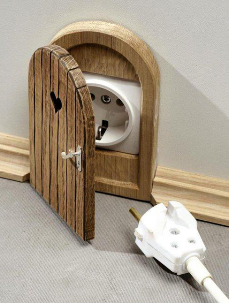 Деревянный домик Нуф-Нуфа? Креативное оформление розетки:)