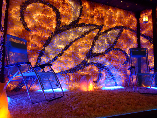 Стена, отделанная соляными панелями