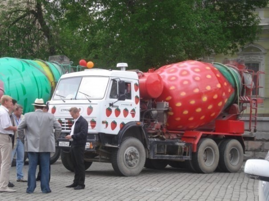 КАМАЗ с клубничкой)
