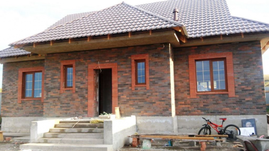 Одноэтажный кирпичный дом район нового центра переливания крови (рядом будет проходит магистраль соединяющая молодёжное с саморским шоссе)